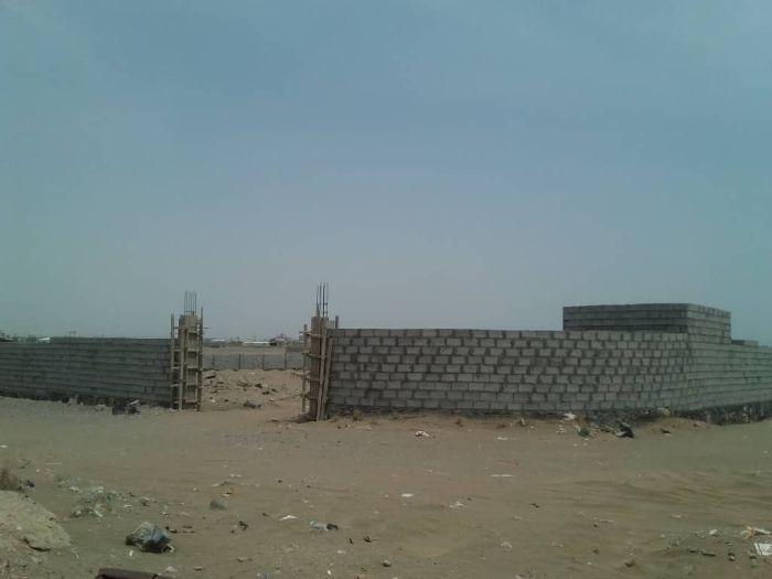 تمتد على مساحة 7 آلاف متر مربع.. قيادي حوثي ينهب قطعة أرض مخصصة لبناء مدرسة في الحديدة صورة