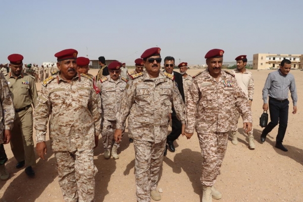 وزير الدفاع يصل محافظة حضرموت في زيارة تفقدية للمنطقة العسكرية الثانية والوحدات التابعة لها