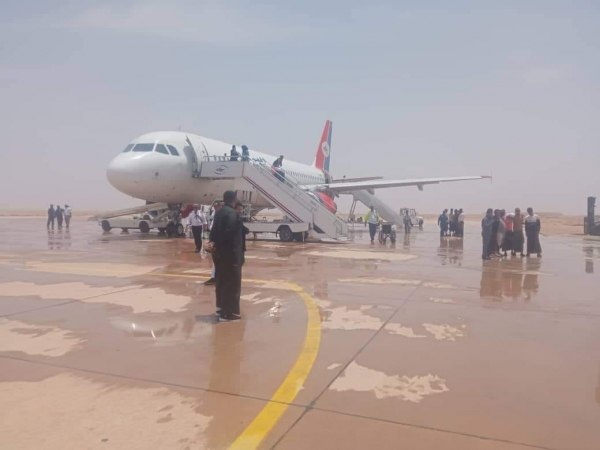 وصول أول رحلة مدنية لطيران اليمنية إلى مطار الغيضة بعد تسعة أعوام من التوقف