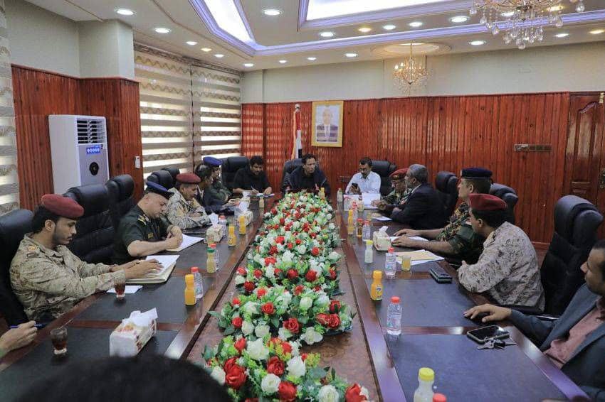 تفاصيل اجتماع محافظ محافظة المهرة بالقيادات الأمنية والعسكرية