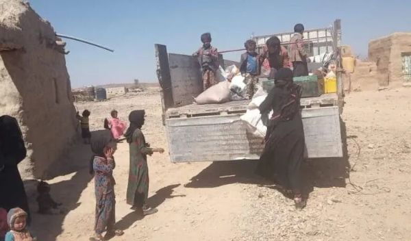 قيادي حوثي ينهب مساعدات واغاثات" 4" مخيمات للنازحين في الحديدة