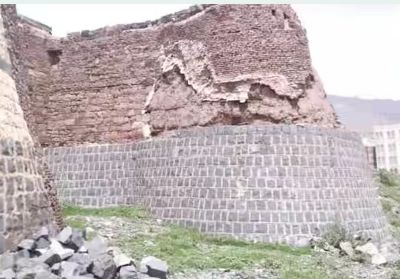 عدوان حوثي يستهدف واحداً من أقدم القصور التاريخية ومن عجائب الهندسة المعمارية اليمنية بصنعاء والسكان يوجهون نداء استغاثة
