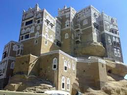 أحد قصور صنعاء التاريخية يتعرض للانهيار .. والسبب