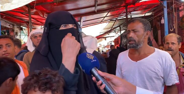 ''تجي تشتري حاجة ما تقدرش''..  شاهد امرأة يمنية تبكي بحرقة امام الكاميرا