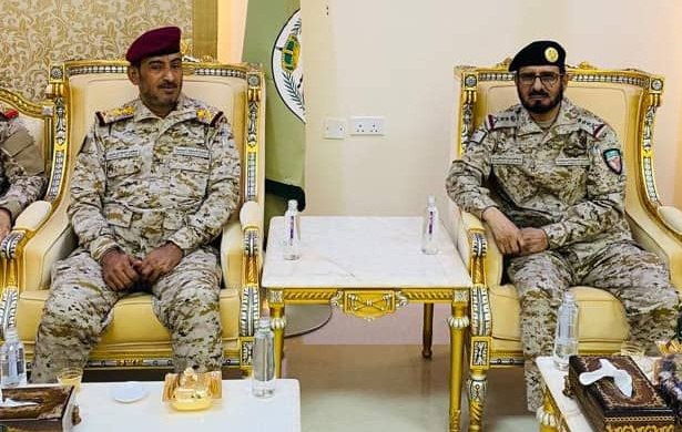 لقاء يجمع قيادات عسكرية رفيعة المستوى يتقدمهم قائد قوات التحالف ورئيس أركان الجيش اليمني