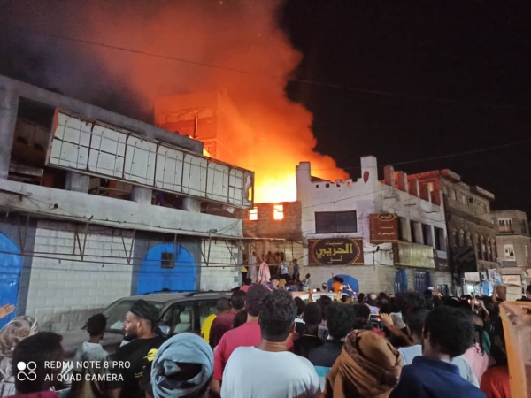 حريق هائل يلتهم أحد المطاعم في عدن..تفاصيل