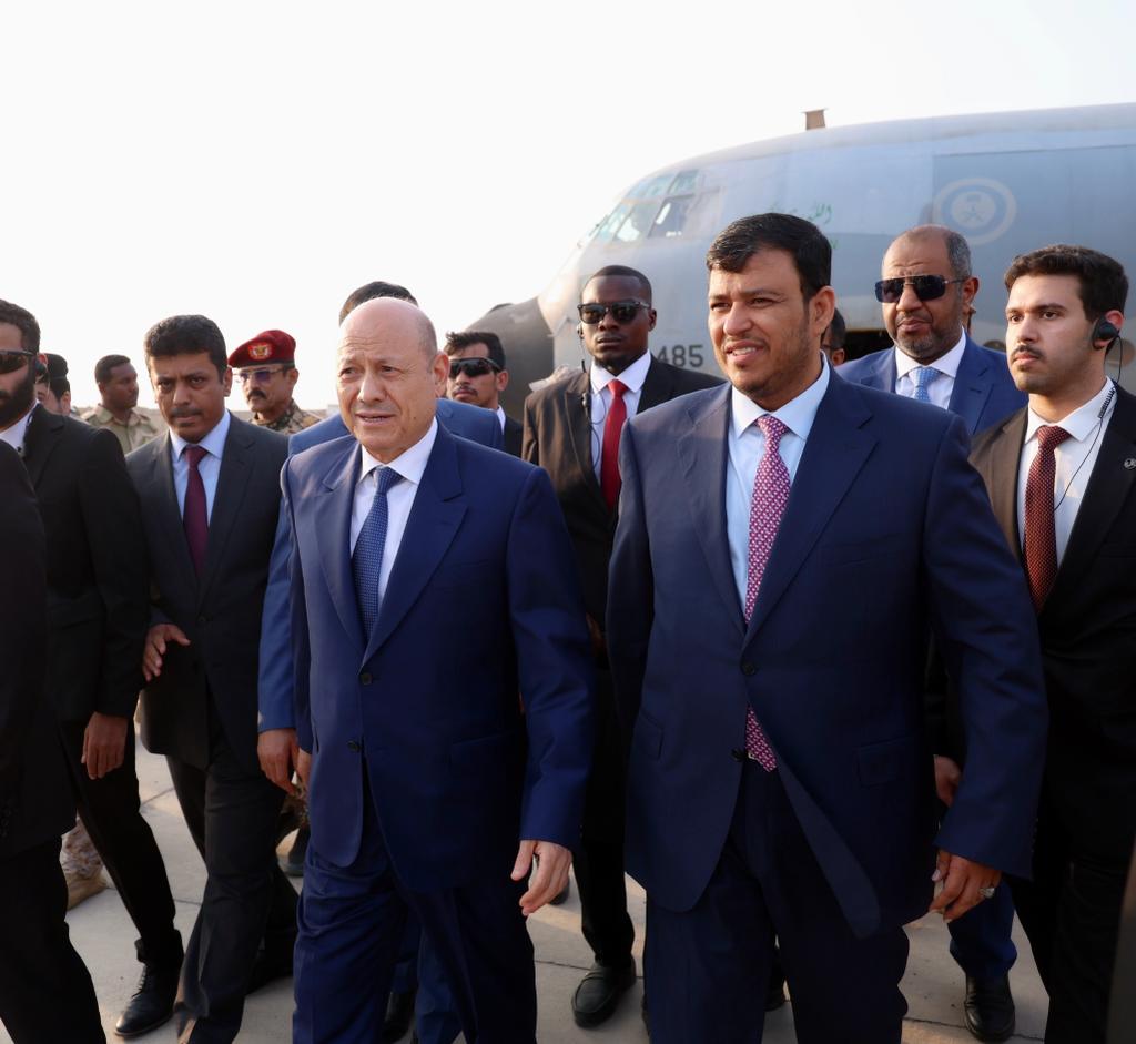 رئيس مجلس القيادة الرئاسي يعود إلى العاصمة المؤقتة عدن