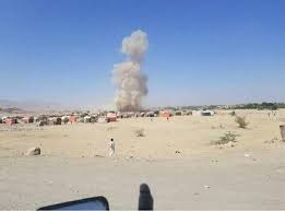 المليشيات الحوثية تستهدف مخيمات النازحين بالصواريخ  تزامنا مع زيارة المبعوث الأممي  الى مارب