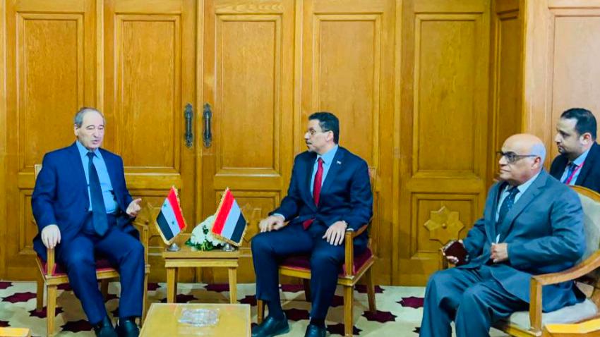 هل بداية تطبيع أم لقاء عابر؟ لأول مرة الحكومة اليمنية تجلس مع نظام الأسد في وقت ما تزال سفارتها بدمشق بيد الحوثيين