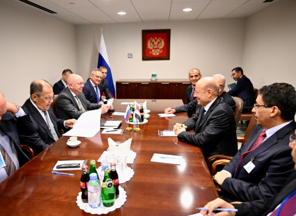 رئيس مجلس القيادة الرئاسي يبحث مع وزيري خارجية روسيا وعمان جهود إحلال السلام في اليمن