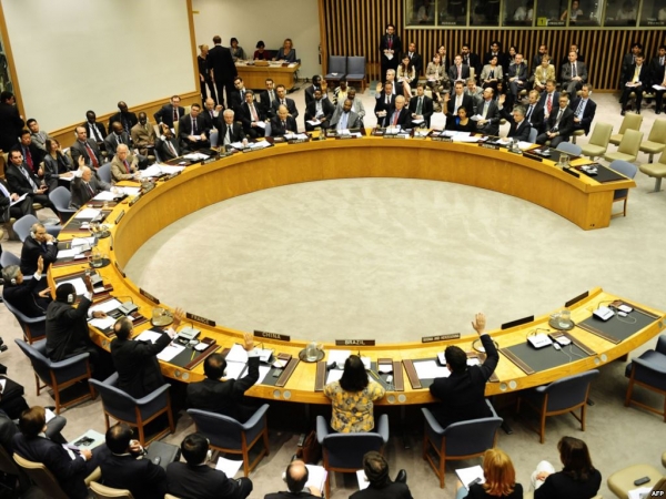 مجلس الامن يشدد على اتخاذ خطوات حاسمة نحو السلام في اليمن وانهاء معانة الشعب
