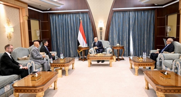 رئيس مجلس القيادة يحذر المجتمع الدولي من التراخي مع مليشيا الحوثي  في انتهاكاتها المستمرة