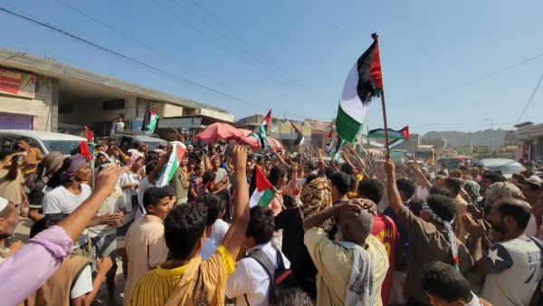 مسيرة شعبية بأبين احتفالا بانتصارات المقاومة الفلسطينية