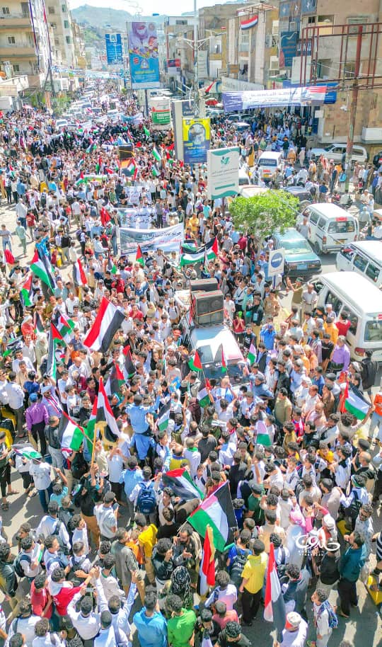 تعز.. حشود كبيرة تخرج دعما للمقاومة الفلسطينية في غزة ''صور''