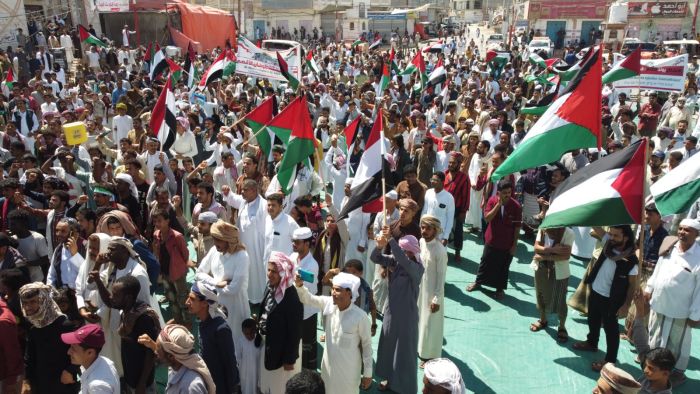مليشيا الحوثي تعتدي على المتظاهرين من أجل غزة  في عدة محافظات والسبب..