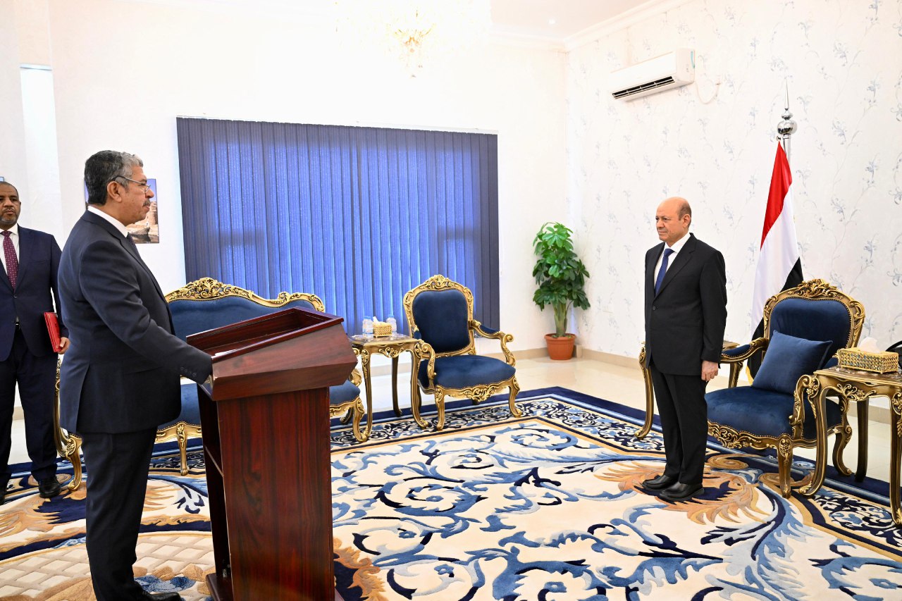 في قصر معاشيق.. السفير بحاح يؤدي اليمين الدستورية والرئيس يحثه على القيام بثلاث مهام