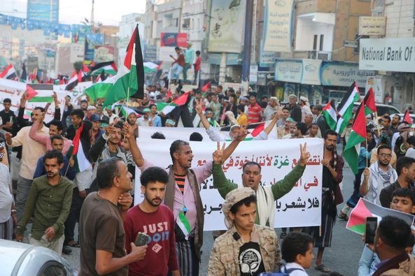 مظاهرة حاشدة تضامنية مع غزة ومنددة بجرائم الاحتلال الصهيوني وحصار الحوثي لمدينة تعز