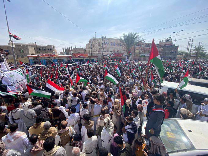 حشود جماهيرة كبيرة تخرج في مدينة مأرب من أجل غزة