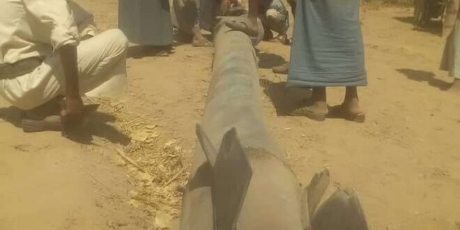كان الهدف مأرب فسقط بحزم الجوف.. تعرف على صورة لبقايا الصاروخ الذي أطلقتة مليشيا الحوثي وسقط في مزارع مواطنين بالجوف