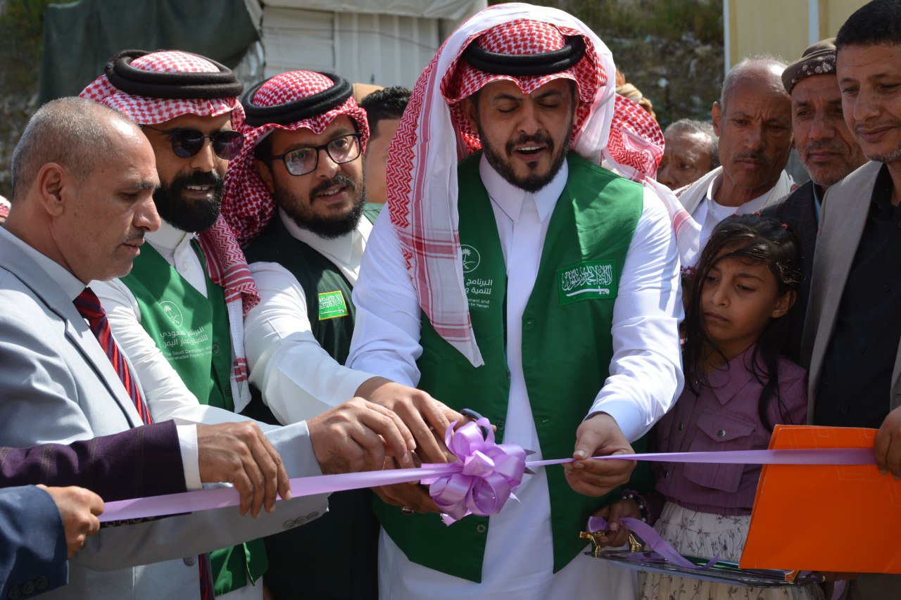 وكيل محافظة تعز يفتتح مدرسة جديدة بتمويل سعودي