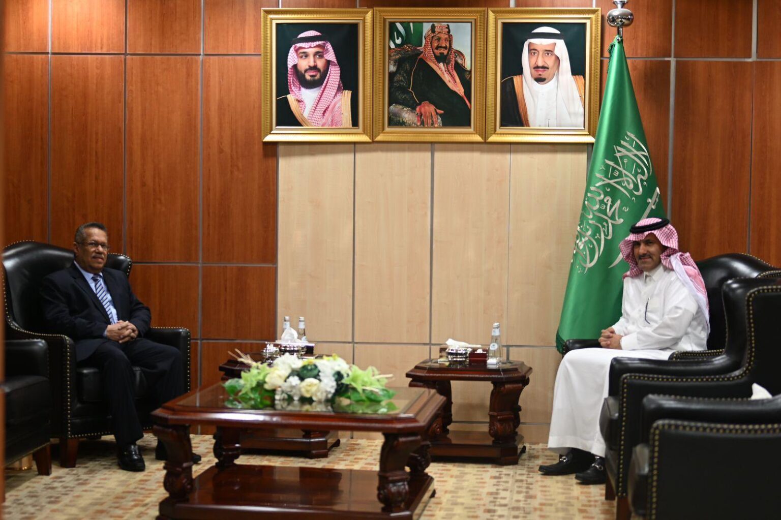 بن دغر يبحث مع السفير السعودي مخارج للأزمة اليمنية