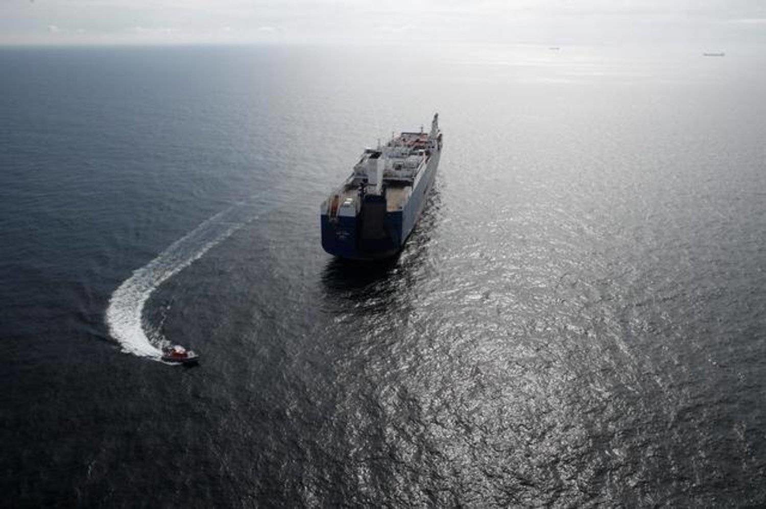 عمليات التجارة البحرية البريطانية تتحدث عن بلاغات بصدور أمر لسفينة بتغيير مسارها في البحر الأحمر
