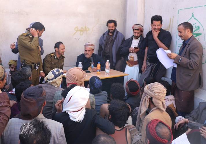 جماعة الحوثي تجبر قرابة ألف سجين في صنعاء على هذا الأمر