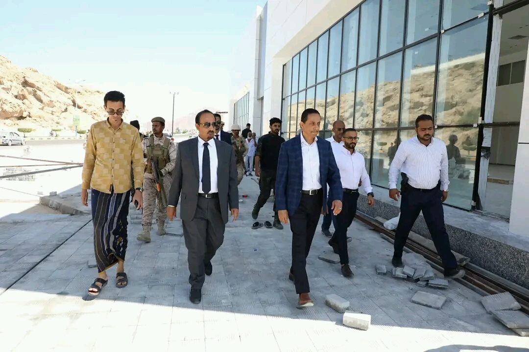 تحضيرات لافتتاح أكبر معرض لشركة بازرعة للسيارات في اليمن ''تويوتا''