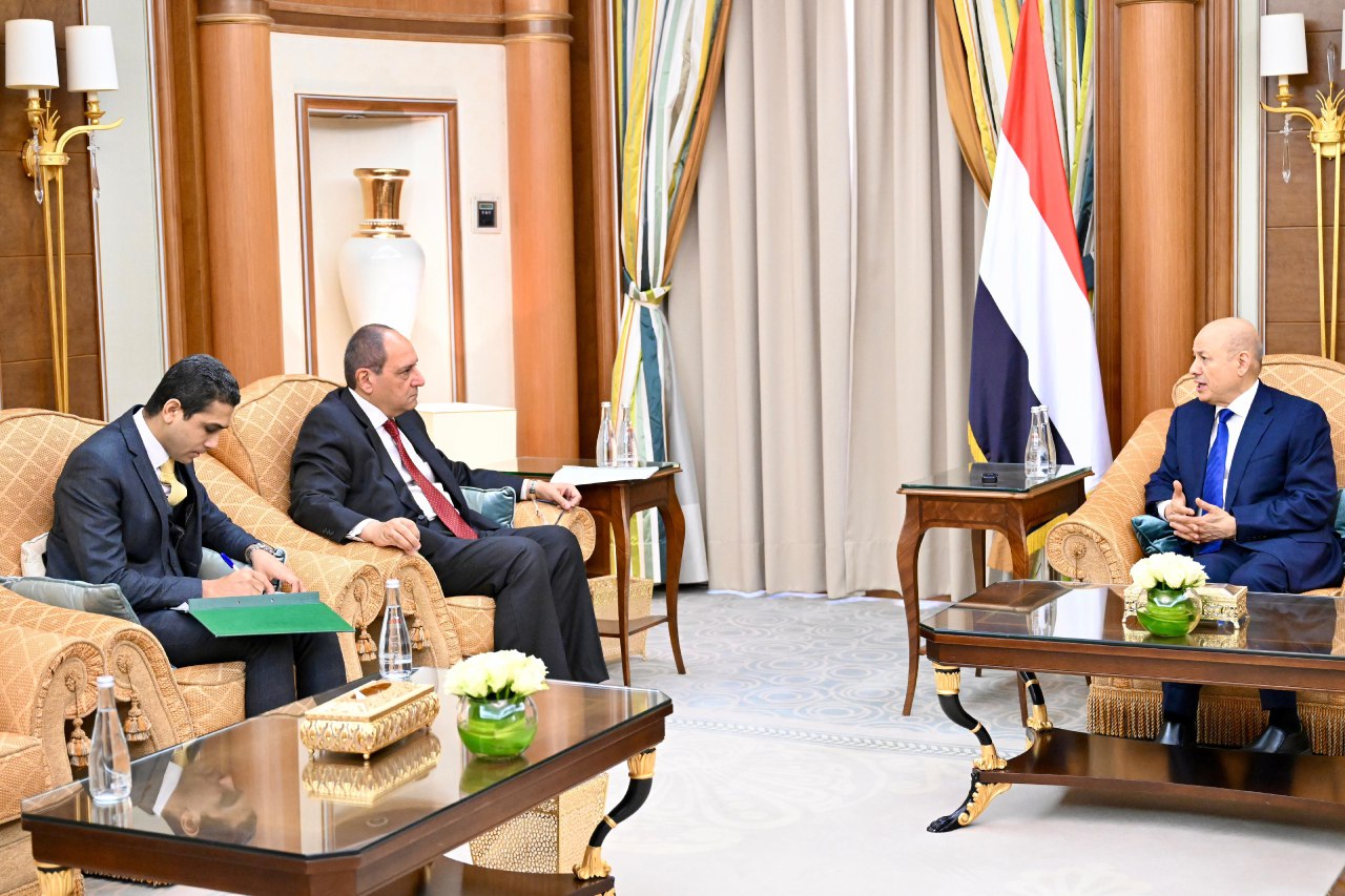 الرئيس العليمي يستقبل سفير مصر ويهنئ السيسي بفوزه بالإنتخابات الرئاسية