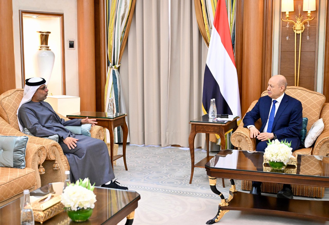 التقى سفير الإمارات.. الرئيس اليمني يشدد على الإلتزام بالمرجعيات وعلى وجه الخصوص القرار 2216