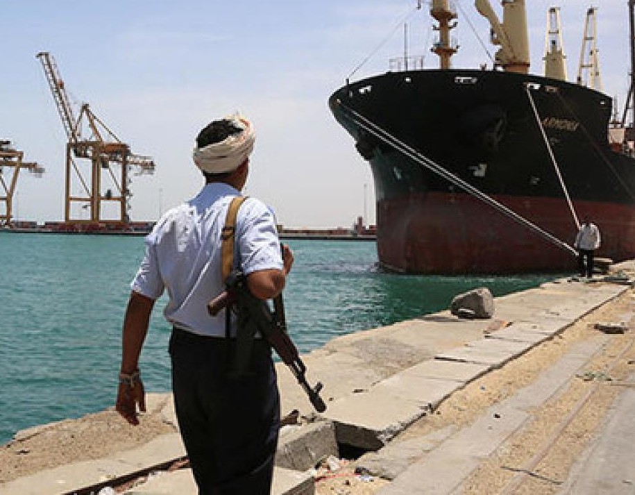 قيادي حوثي يطالب السفن برفع لافتة محددة لمنع استهدافها بالبحر الأحمر.. ماذا يكتب عليها؟
