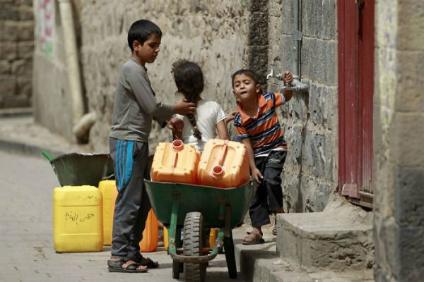 تقرير دولي : 18 مليون يمني لا يحصلون على المياه الصالحة للشرب.. والحكومة اليمنية تكشف عن خطة استراتيجية لمواجهة العطش