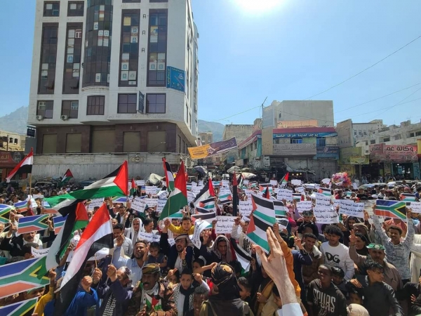 مئات الآلاف يتظاهرون في عدة مدن يمنية تضامنا مع غزة ومنددين بجرائم الاحتلال الإسرائيلي