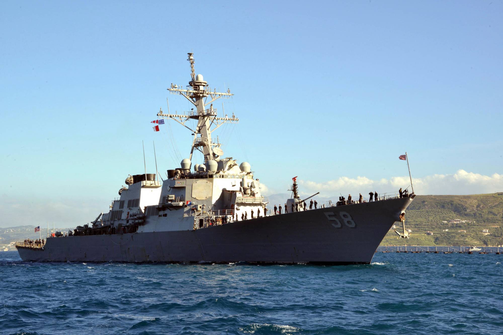 صاروخ حوثي يستهدف سفينة أمريكية والقيادة المركزية الأميركية تصدر بياناً