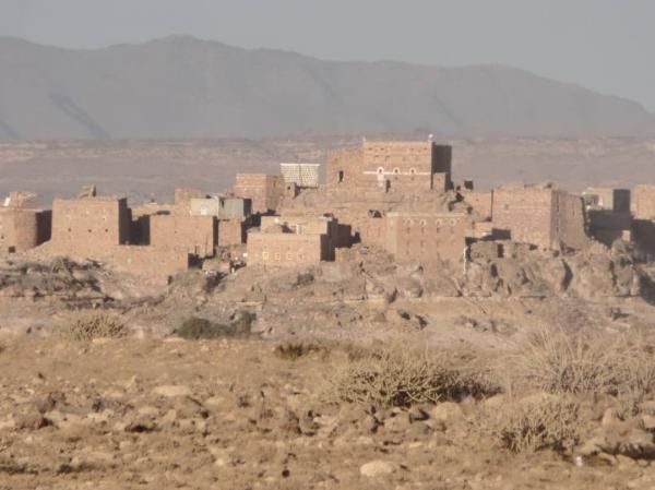 مليشيا الحوثي تقصف بصواريخ الكاتيوشا منطقة مريس بالضالع