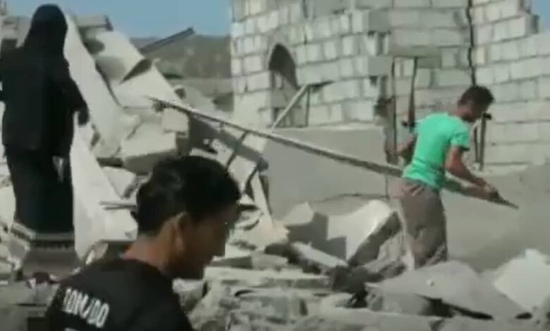 مليشيا الحوثي تقصف بقذائف المدفعية قرى في مريس الضالع