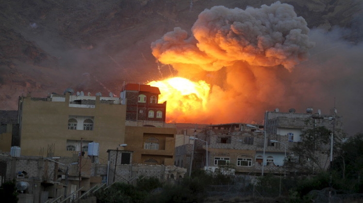 دوي ثلاثة انفجارات متعاقبة يهز العاصمة صنعاء بالتزامن مع تحليق لمقاتلات أمريكية