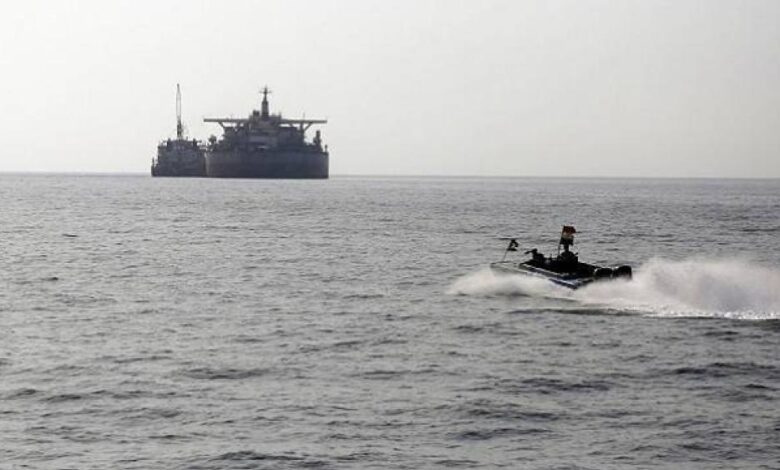 صحفي: خليط من الخبراء الإيرانيين يديرون هجمات الحوثي في البحر الأحمر