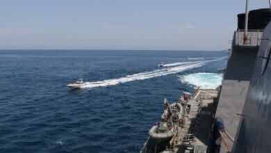 البحرية الأمريكية: سنواصل شن ضربات على مواقع الحوثيين لحماية السفن في البحر الأحمر