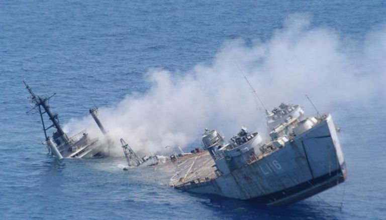 مسؤول في خفر السواحل اليمنية يكشف حقيقة غرق سفينة بريطانية نتيجة استهدافها من جماعة الحوثي في خليج عدن
