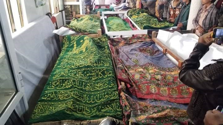 الحوثيون يدفنون جريمة رداع في يريم.. تشييع ودفن 9 من ضحايا الجريمة المروعة