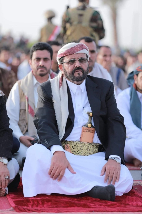 اللواء سلطان العرادة يؤدي صلاة عيد الفطر بمدينة مأرب ويتبادل التهاني مع جموع المواطني