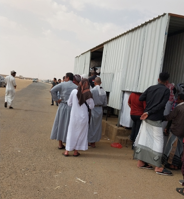 منفذ الوديعة يتصدر كواحد من أكثر  المنافذ البرية تخلفا وفسادا في العالم .. ارباح بالمليارات لا يعرف مصيرها والعابرون  يحترقون بلهيب الشمس خلال إجراءات العبور