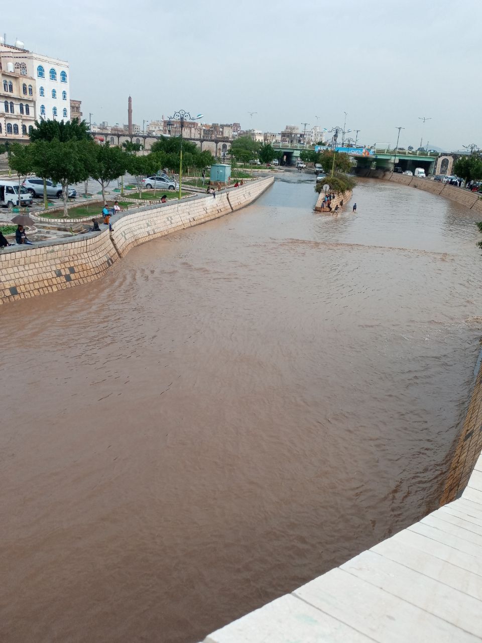 النشرة الجوية تتوقع هطول أمطار غزيرة جداً على 16 محافظة في اليمن.. تعرف عليها