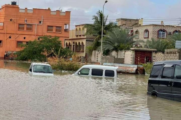 الانذار المبكر  يوجه تحذيرا للمواطنين في عدة محافظات يمنية من أمطار غزيرة وثلوج هاطلة